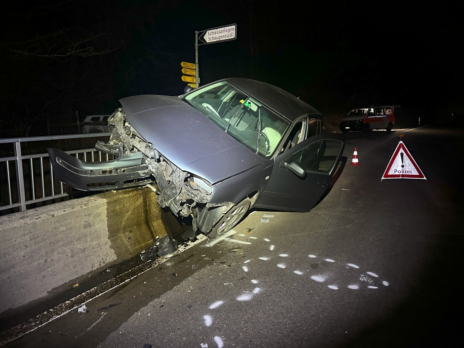 Auto auf dem Betonelement